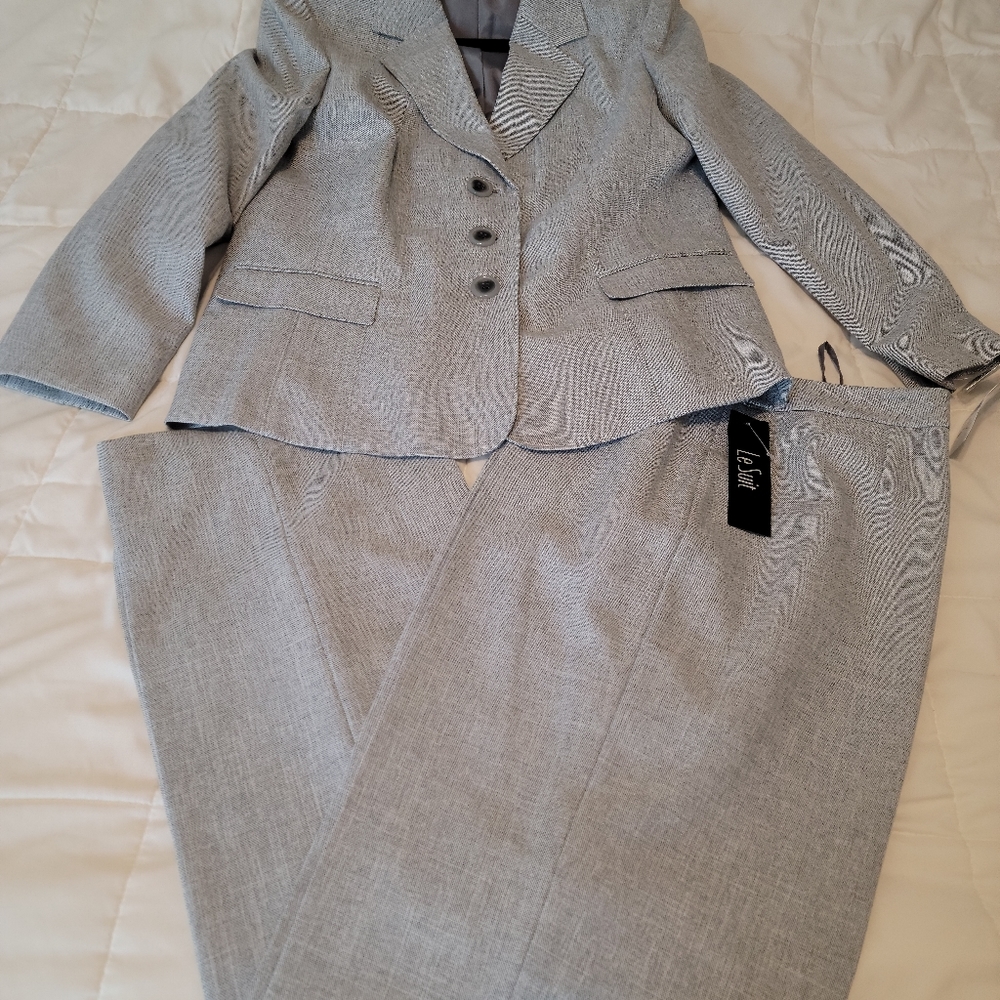 Le Suit, size 18 regular, light gray pant suit, NWT